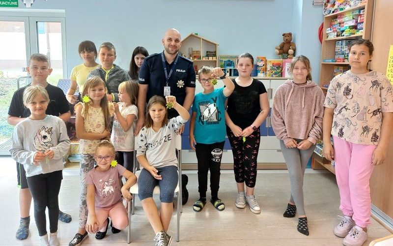 Polkowice: policjant prowadził zajęcia dla dzieci, na temat bezpiecznych wakacji